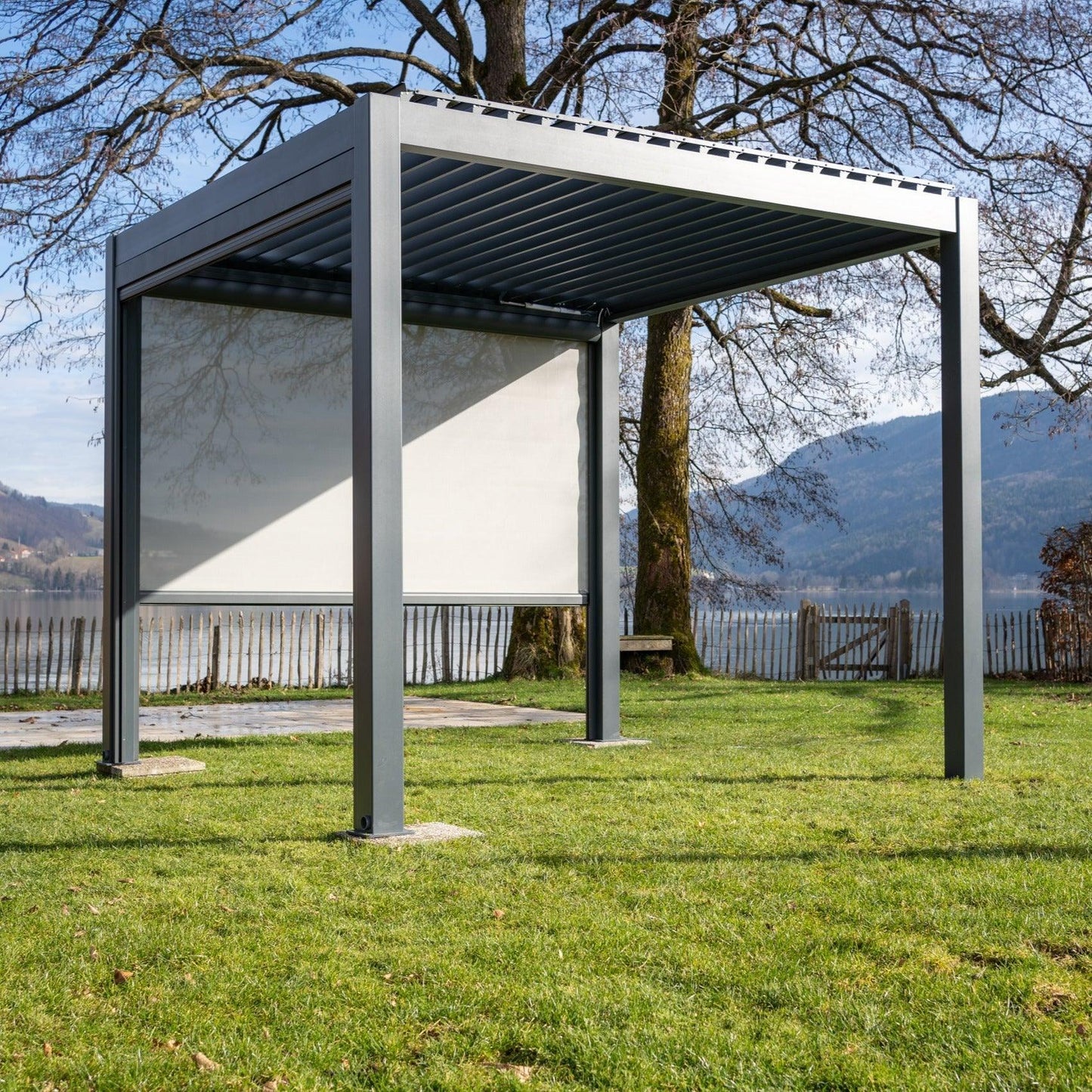 Lamellendach geöffnet mit Screen