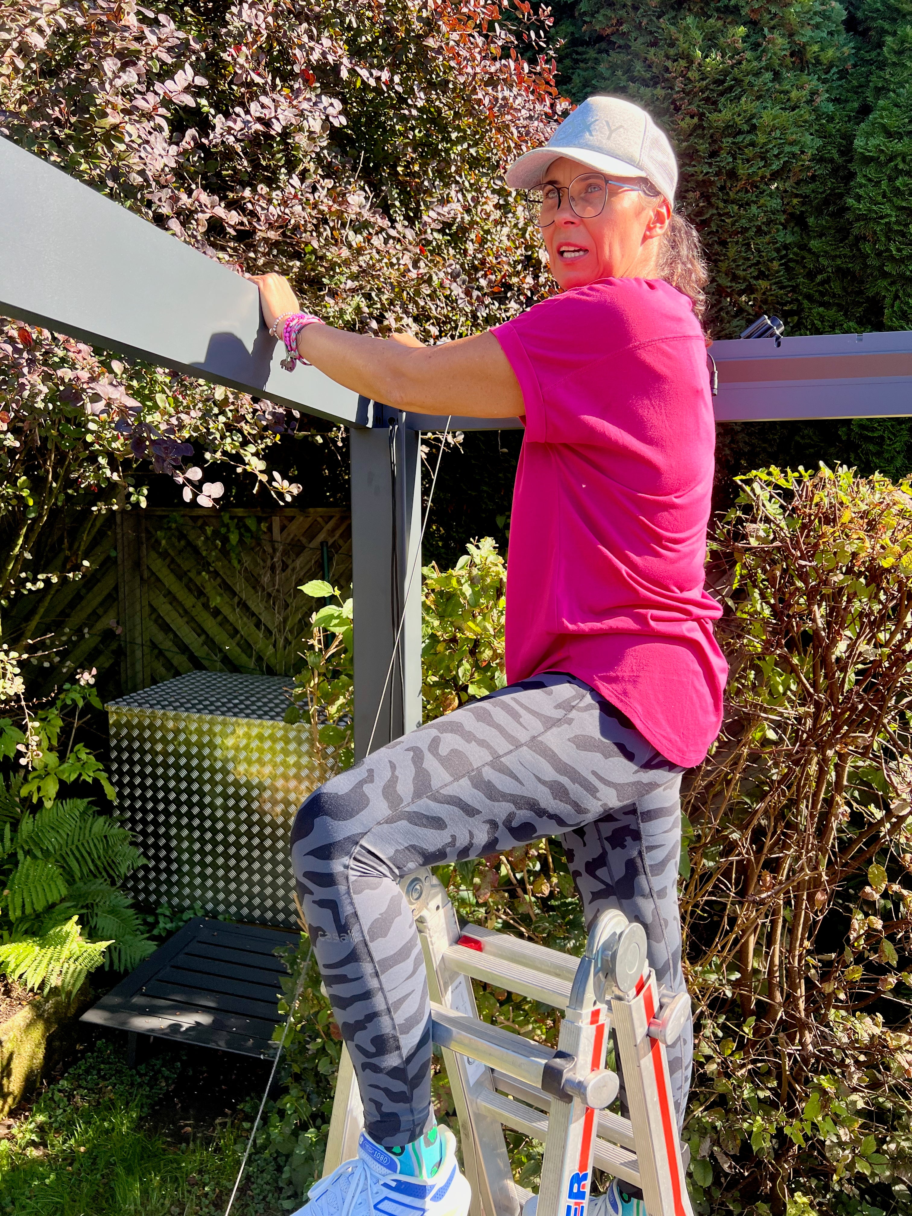 Video laden: Montage leicht gemacht - die Montage unseres Lamellendaches im Zeitraffer